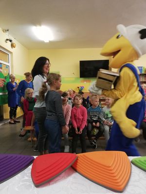Wręczanie nagród dzieciom za konkurs plastyczny.
