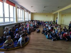 Grupa dzieci, która uczestniczy w pogadance.