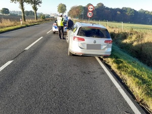 Widok z perspektywy zatrzymanego na drodze samochodu.
