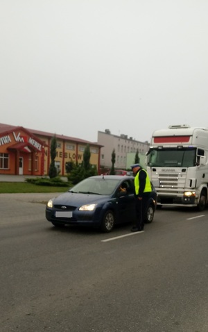 Kierowca samochodu osobowego używa alcoblow.