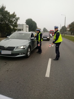 Policjanci sprawdzają stan trzeźwości kierowców.