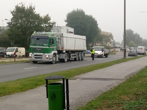 Na drodze stoją pojazdy, które kontrolują policjanci WRD.
