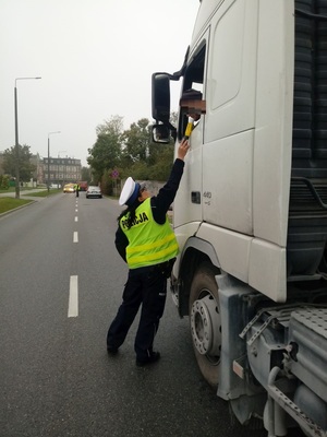 Policjantka WRD kontroluje trzeźwość kierowcy.