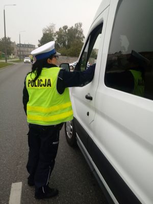 Trwa badanie stanu trzeźwości kierującego.