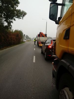 Zdjęcie przedstawia stojące pojazdy, które oczekują na kontrole policyjną.