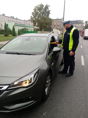Policjant rozmawia z kierowcą.