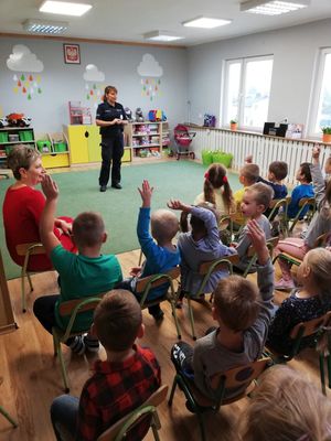 Policjantka prowadzi pogadankę dla dzieci.