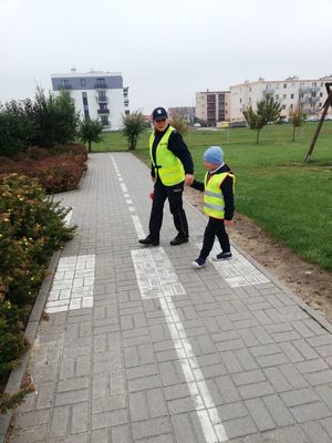 Policjantka uczy jak trzeba się rozglądać.