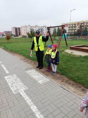 Dzieci słuchają porad policjantki.