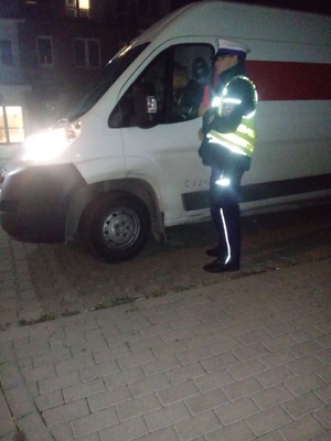 Policjant zatrzymał pojazd do kontroli.
