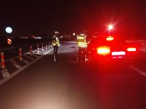 Zatrzymany pojazd przez policjantów.