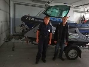 Nastolatek z policjantką pozują do zdjęcia.