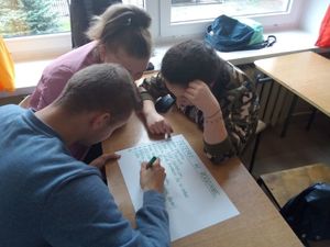 Grupy wspólnie pisały na kartkach na czym polega przemoc.