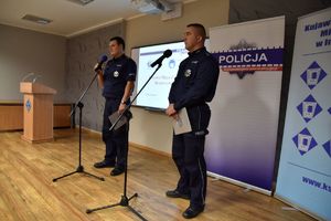 Statystyki Mapy omawiają policjanci.