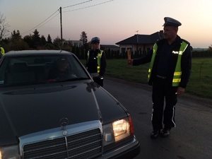Policjant bada stan trzeźwości kierowcy.
