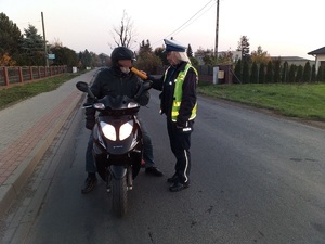 Kierujący motocyklem jest badany za pomocą alkoblow.