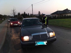 Poszczególnie kierowcy podczas kontroli drogowej.