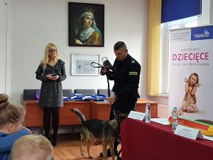 Policjant omawia sytuacja, w których brał udział z psem.