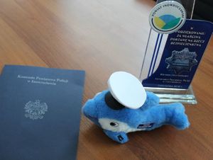 Widoczny list gratulacyjny i statuetka