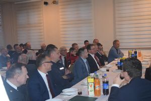 Uczestnicy spotkania  zajęci prezentacjami Prezesa WOPR-u.
