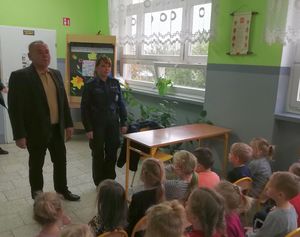 Policjantka z Kruszwicy omawia zagadnienia bezpieczenstwa uczniów.