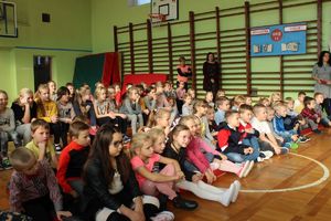Adresaci spotkania, uczniowie oglądają przedstawienie.