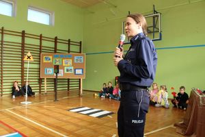 Policjantka mówi o zasadach ruchu drogowego.