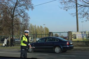 Policjntka udrażnia ruch wokół cmentarzy..