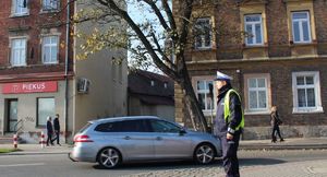 W rejonie cmentarzy można spotkać patrole.