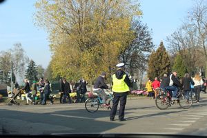 Służby pomagają rozładować korki.