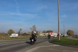 Policjanci na motorach działają na drogach.