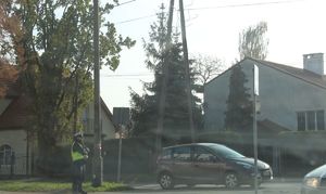 Kierowanie ruchem przez mundurowych.