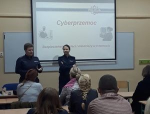 Policjantki rozmawiają z rodzicami.