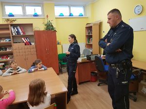 Uczniowie odpowiadają na pytania o relacjach rówieśniczych.