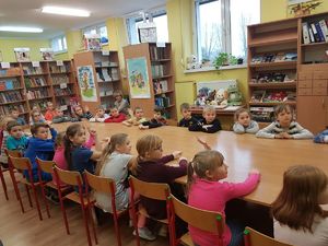 Na  zdjęciu widoczni uczniowie.