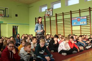 Uczniowie uczestniczą w spotkaniu.