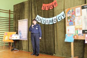 Policjantka mówi o zwracaniu uwagi na tych, którzy są ofiarami przemocy.