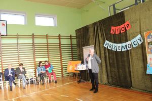 Kierownik Ośrodka Interwencji Kryzysowej przytacza przykłady o przemocy.