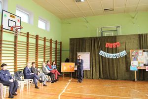 Policjantka o tym, że lepiej nagradzać dzieci niż karać.
