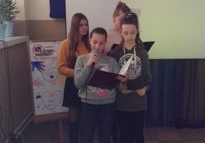 Młodzież odczytuje apel