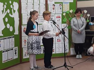 Uczniowie czytają apel
