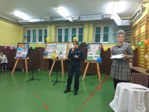 Policjantka omawia zakres działań na rzecz dzieci