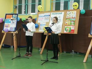 Uczniowie szkoły czytają o instytucjach pomocowych