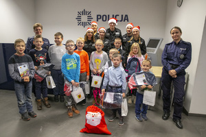 Grupowe zdjęcie policjantów z laureatami