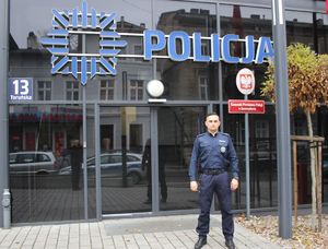 Dyżurny na tle Komendy w Inowrocławiu