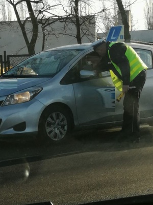 Policjant podaje alcoblow kierowcy