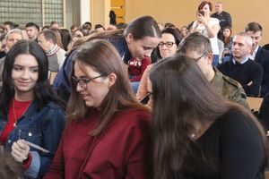 Młodzież szkolna uczestniczy w konferencji