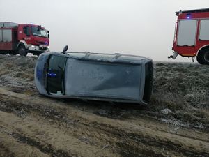 Pojazd przewrócony w rowie na boku