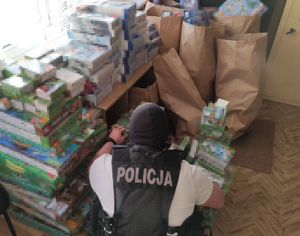Policjant przelicza zabezpieczone zabawkki