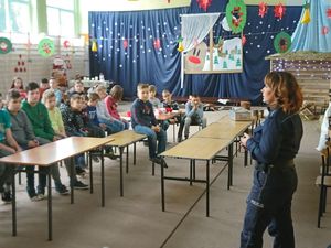 Przestrzega uczniów przed konsekwencjami negatywnych zachowań.